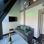 Lägenhetshotell Neon 3*