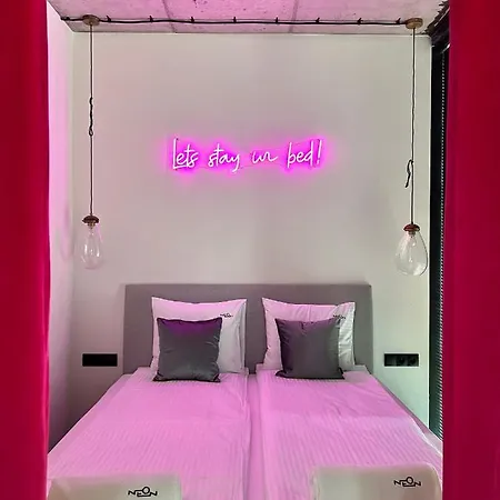 Hotel apartamentowy Neon *